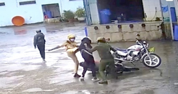 Khoảng 15h ngày 25/9/2022, tại Quốc lộ Nam Sông Hậu (thị xã Vĩnh Châu, tỉnh Sóc Trăng), Tổ tuần tra Đội CSGT,TT Công an thị xã Vĩnh Châu phát hiện một thiếu niên chạy xe máy chở theo một người khác đi ngược chiều, nghi chưa đủ tuổi điều khiển xe. Khi tổ tuần tra ra tín hiệu dừng xe, người cầm lái không chấp hành mà tăng ga bỏ chạy với tốc độ cao. Sau đó, 3 cán bộ Thái, Trung, Phong đã có hành vi bạo lực với 2 thiếu niên, gây bức xúc dư luận.