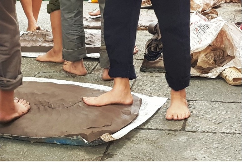 Các pháo thủ dùng chân để làm nhuyễn đất.