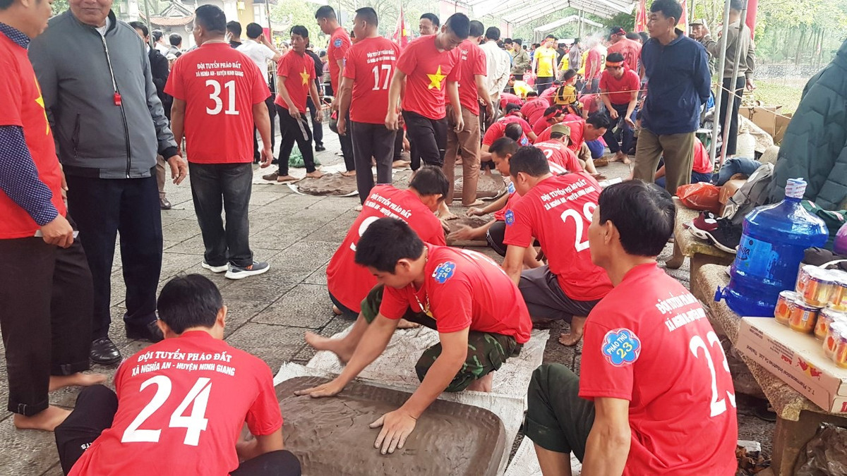 Các công đoạn chơi pháo đất cũng nhiều công phu.