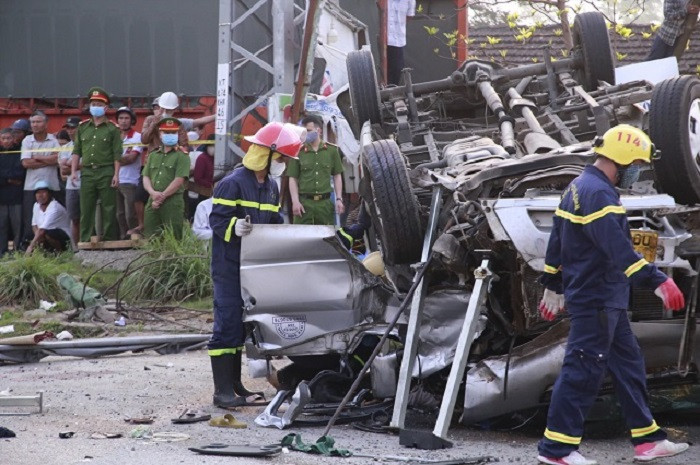 Vụ tai nạn đã khiến 9 người chết, 12 người bị thương. Nguyên nhân vụ tai nạn đang được làm rõ. Theo dữ liệu giám sát hành trình của Cục Đường bộ Việt Nam, vụ tai nạn xảy ra lúc 3h41 phút sáng 14/2. Thời điểm xảy ra tai nạn, ô tô khách chạy tốc độ 69km/giờ, vượt quá tốc độ cho phép, trên cung đường này chỉ được chạy 60km/giờ. Xe khách này cũng chở vượt quá số người quy định. Tuyến đường xảy ra vụ tai nạn cấm xe khách và xe tải lưu thông.