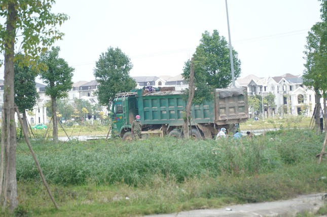  Tài xế xe ben gây tai nạn làm 3 mẹ con tử vong tại Huế: Khoảng 9h ngày 26/11/2022, tại vòng xuyến đường Văn Tiến Dũng hướng đến đường Hoàng Quốc Việt (TP Huế), tài xế Nguyễn Vũ (SN 1991, TT-Huế) điều khiển ô tô tải ben BKS 75H - 005. 21 va chạm vào xe máy do chị Ngô Thị T.H (SN 1990) điều khiển, chở theo 2 con nhỏ sinh đôi (7 tuổi). Vụ TNGT đã làm chị T.H và 2 con nhỏ tử vong tại chỗ. Sau đó, Công an tỉnh TT- Huế đã quyết định bắt tạm giam đối với tài xế Nguyễn Vũ để điều tra.