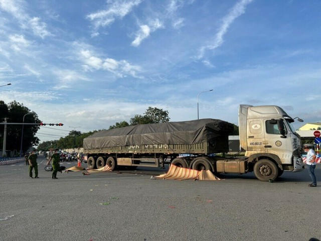  Gia đình 4 người tử vong do TNGT ở Bình Dương: Khoảng 15h ngày 30/10/2022, tài xế Nguyễn Trường Hận (40 tuổi, Lâm Đồng) điều khiển xe đầu kéo BKS 49C-087.21 kéo theo rơmoóc mang BKS 51R-044.58 đến giao lộ với ĐT743A thuộc phường Bình Thắng, TP. Dĩ An, tỉnh Bình Dương va chạm với xe máy do anh Phạm Văn Luốc (37 tuổi, Hậu Giang) điều khiển lưu thông cùng chiều. Trên xe, anh Luốc chở theo vợ và 2 con gồm chị Lương Thị Hà (32 tuổi, quê Thanh Hoá), cháu Lương Thị Ngọc Nhi (8 tuổi) và cháu Phạm Thị Ngọc Nhiên (3 tuổi). Hậu quả 4 người gia đình anh Luốc tử vong tại chỗ.