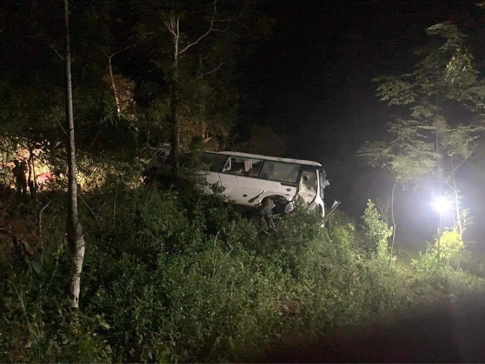  TNGT 13 người thương vong ở Phú Thọ: Khoảng 22h30 ngày 15/7/2022, tại đoạn đường liên xã xóm Lấp, xã Xuân Sơn, huyện Tân Sơn, Phú Thọ, xe ôtô khách biển kiểm soát 29F-01354, 29 chỗ chở khách du lịch tham quan Vườn quốc gia Xuân Sơn, tỉnh Phú Thọ, lưu thông theo hướng từ xóm Dù đi xóm Lấp, khi xuống dốc đã bị lật về taluy âm bên trái theo hướng đi. Trên xe có 28 người. Hậu quả 3 người tử vong, 10 người bị thương. Nguyên nhân sơ bộ là do lái xe không thuộc đường, rà phanh liên tục làm cháy hết má phanh, mất khả năng hãm, xe lao xuống vực.