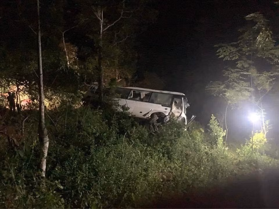  TNGT 13 người thương vong ở Phú Thọ: Khoảng 22h30 ngày 15/7/2022, tại đoạn đường liên xã xóm Lấp, xã Xuân Sơn, huyện Tân Sơn, Phú Thọ, xe ôtô khách biển kiểm soát 29F-01354, 29 chỗ chở khách du lịch tham quan Vườn quốc gia Xuân Sơn, tỉnh Phú Thọ, lưu thông theo hướng từ xóm Dù đi xóm Lấp, khi xuống dốc đã bị lật về taluy âm bên trái theo hướng đi. Trên xe có 28 người. Hậu quả 3 người tử vong, 10 người bị thương. Nguyên nhân sơ bộ là do lái xe không thuộc đường, rà phanh liên tục làm cháy hết má phanh, mất khả năng hãm, xe lao xuống vực.