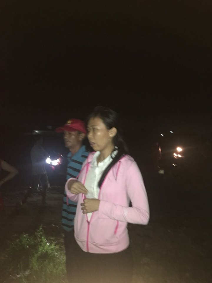 Chôn heo chết lén lút trong đêm: PCT phường nói gì? Chon heo chet len lut trong dem: PCT phuong noi gi?