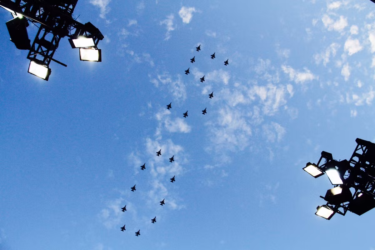 Đội hình chiến đấu cơ xếp chữ 50 trên bầu trời.