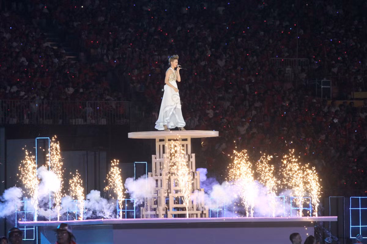 Nữ ca sĩ Steganie Sun tập luyện hai ca khúc trình diễn trong buổi lễ mừng Quốc khánh Singapore.