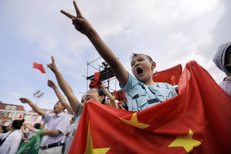 Hòa chung không khí này, hai mẹ con người Trung Quốc cũng ăn mừng cùng toàn thể mọi người đang tập trung ở khu vực quảng trường xã Chongli, thị trấn Trương Gia Khẩu, nơi sẽ diễn ra một vài sự kiện thuộc thế vận hội 2022.