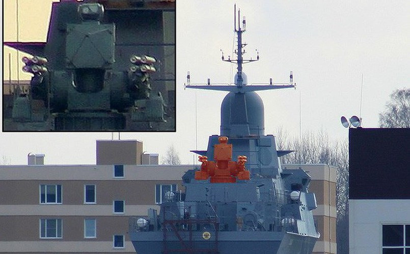 Vũ khí của Pantsir-ME gồm 2 pháo bắn nhanh GSh-6-30 cỡ 30 mm có tốc độ tác xạ 10.000 phát/phút cùng tên lửa đánh chặn 57E6 tầm xa 20 km dẫn bằng radar, tạo ra ô phòng không rộng hơn đáng kể khi đặt cạnh 9M311 của Palma/Kashtan (8 km).