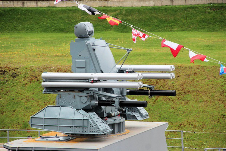 Thậm chí uy danh của Pantsir-S1 còn bị tổn hại nghiêm trọng khi nhiều tổ hợp bị máy bay không người lái của Israel hay Thổ Nhĩ Kỳ tiêu diệt dễ dàng khi tận dụng được "vùng mù" của vũ khí.