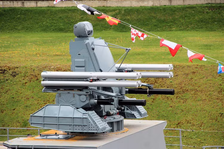 Thậm chí uy danh của Pantsir-S1 còn bị tổn hại nghiêm trọng khi nhiều tổ hợp bị máy bay không người lái của Israel hay Thổ Nhĩ Kỳ tiêu diệt dễ dàng khi tận dụng được "vùng mù" của vũ khí.