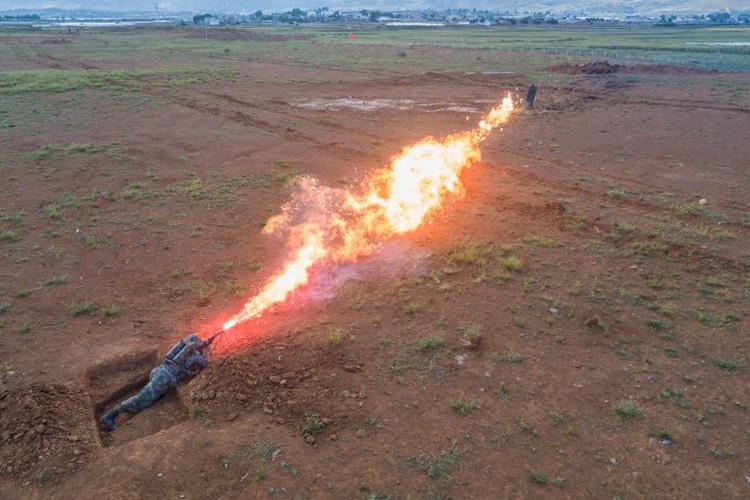 Loại súng phun lửa phổ biến nhất trong Quân đội Trung Quốc hiện nay chính là những khẩu Type-02A. Nguồn ảnh: Defence.