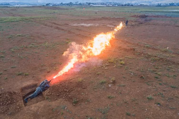 Loại súng phun lửa phổ biến nhất trong Quân đội Trung Quốc hiện nay chính là những khẩu Type-02A. Nguồn ảnh: Defence.