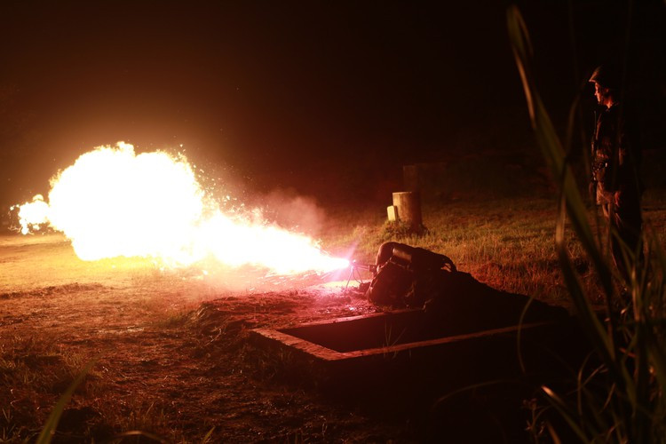 Các hiệp ước về vũ khí và chiến tranh xếp súng phun lửa vào loại vũ khí "napalm". Điều này đồng nghĩa với việc súng phun lửa ngày nay bị cấm sử dụng trong các khu vực đông dân cư giống như bom napalm vậy. Nguồn ảnh: Medium.