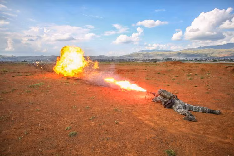 Là phiên bản cải tiến từ súng phun lửa Type-02 khá phổ biến trong quân đội Trung Quốc, Type-02A có trọng lượng nhẹ hơn, chỉ nặng tổng cộng khoảng 14,5 kg khi được nạp đầy nhiên liệu và có tầm bắn xa hơn khoảng 1,5 lần. Nguồn ảnh: Defence.