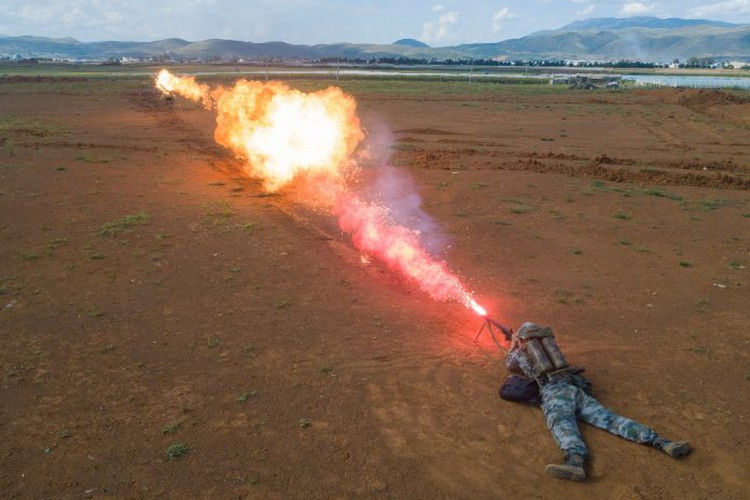 Khác với nhiều đội quân khác trên thế giới đã không còn trang bị súng phun lửa trong biên chế chính thức, Quân đội Trung Quốc dường như vẫn duy trì những khẩu súng phun lửa trong biên chế chiến đấu. Nguồn ảnh: Defence.