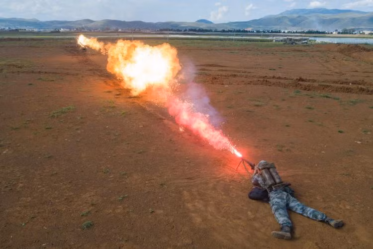 Khác với nhiều đội quân khác trên thế giới đã không còn trang bị súng phun lửa trong biên chế chính thức, Quân đội Trung Quốc dường như vẫn duy trì những khẩu súng phun lửa trong biên chế chiến đấu. Nguồn ảnh: Defence.