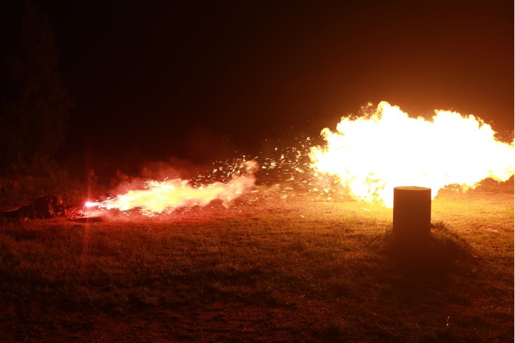 Điều đó cũng giải thích tại sao hầu hết các nước lớn trên thế giới đều đã bỏ súng phun lửa ra khỏi biên chế chính thức trong quân đội của mình. Mặc dù vậy, vẫn còn một vài nước tiếp tục sử dụng loại vũ khí này ví dụ như Trung Quốc. Nguồn ảnh: Medium.