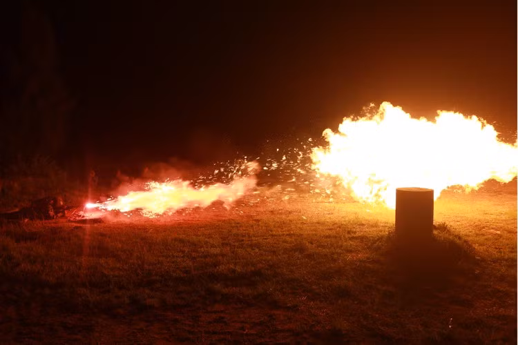 Điều đó cũng giải thích tại sao hầu hết các nước lớn trên thế giới đều đã bỏ súng phun lửa ra khỏi biên chế chính thức trong quân đội của mình. Mặc dù vậy, vẫn còn một vài nước tiếp tục sử dụng loại vũ khí này ví dụ như Trung Quốc. Nguồn ảnh: Medium.