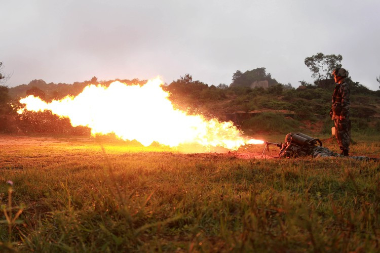 Các loại súng phun lửa Type-02 này được Trung Quốc sử dụng để thay thế cho các khẩu súng phun lửa đời cũ có tên Type-58 vốn được đánh giá là cực kỳ cồng kềnh, khó sử dụng, nguy hiểm và khó kiểm soát. Nguồn ảnh: Chinamil.