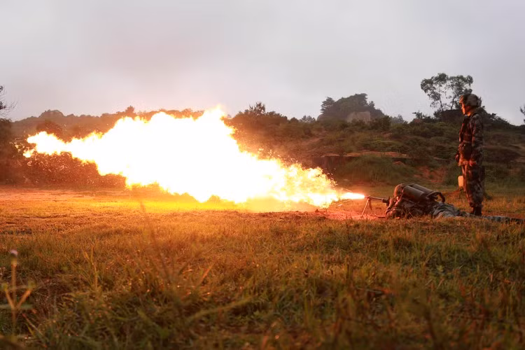 Các loại súng phun lửa Type-02 này được Trung Quốc sử dụng để thay thế cho các khẩu súng phun lửa đời cũ có tên Type-58 vốn được đánh giá là cực kỳ cồng kềnh, khó sử dụng, nguy hiểm và khó kiểm soát. Nguồn ảnh: Chinamil.