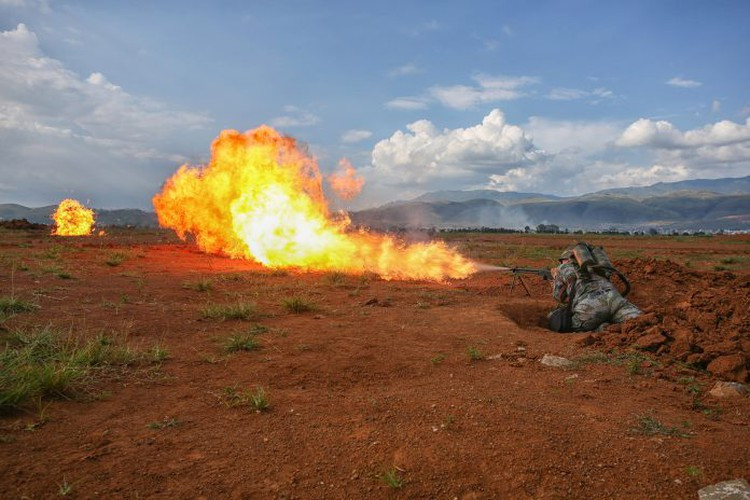 Hình ảnh binh sĩ Trung Quốc sử dụng súng phun lửa trong một cuộc tập trận ở Vân Nam hồi năm 2017.