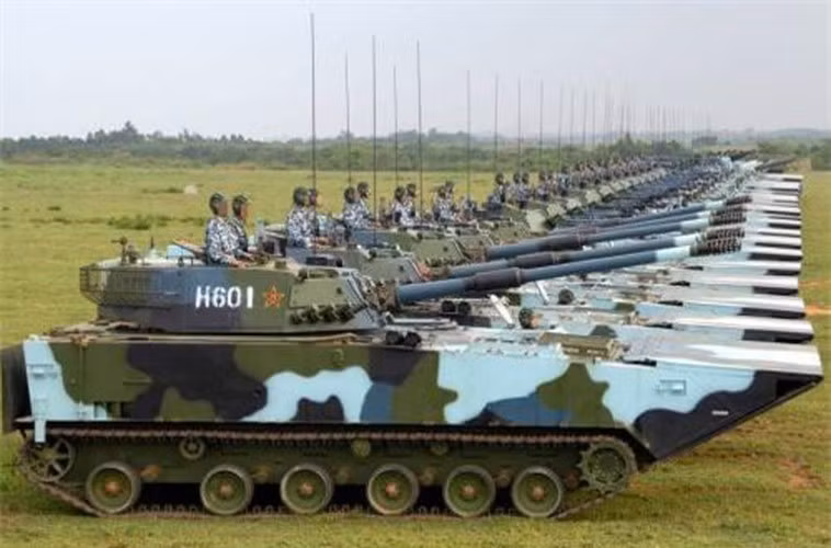 Được trang bị cho lực lượng Hải quân đánh bộ Trung Quốc cũng như lục quân, xe tăng lội nước ZTD-05 này không những làm nhiệm vụ chở quân, nó còn làm nhiệm vụ yểm trợ hỏa lực cho bộ binh đánh sâu vào đất liền.