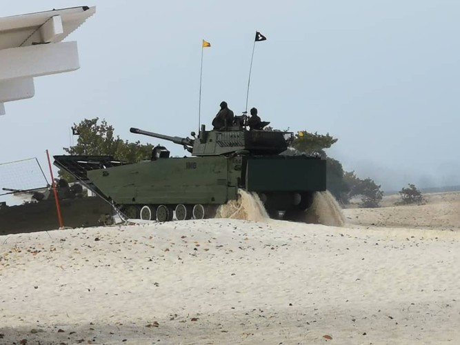 cQuân đội Trung Quốc gần đây nhiều lần tổ chức diễn tập quanh đảo Đài Loan với các khí tài hiện đại nhất, đồng thời tiến hành nhiều chuyến bay áp sát, buộc lực lượng phòng vệ hòn đảo phải điều tiêm kích ngăn cản.