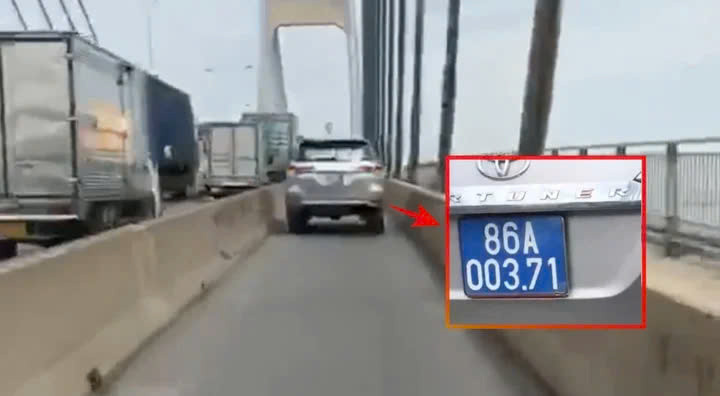 Xử phạt tài xế điều khiển xe biển xanh chạy vào làn xe máy Xu phat tai xe dieu khien xe bien xanh chay vao lan xe may