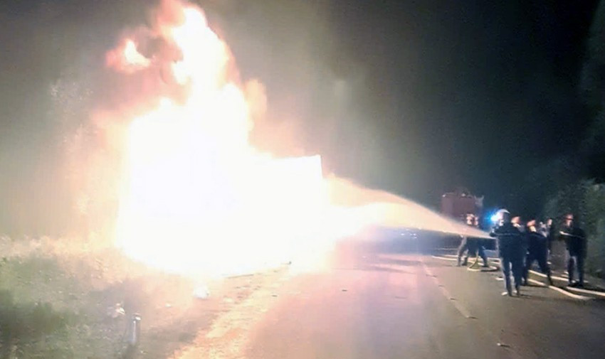 Ha Tinh: Xe container boc chay du doi tren quoc lo 15A