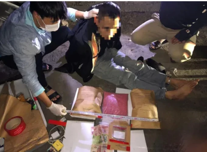 Bat doi tuong thu “hang nong”, van chuyen hon 12.000 vien ma tuy