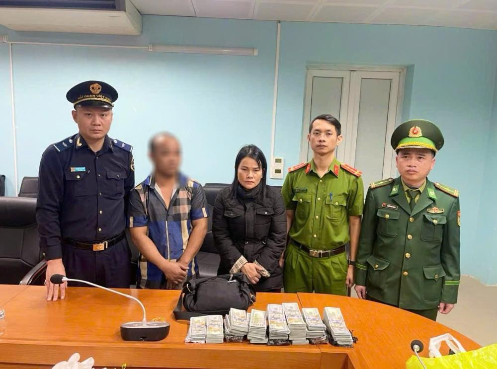 Bắt 2 chị em ruột vận chuyển trái phép hơn 4,5 triệu USD Bat 2 chi em ruot van chuyen trai phep hon 4,5 trieu USD