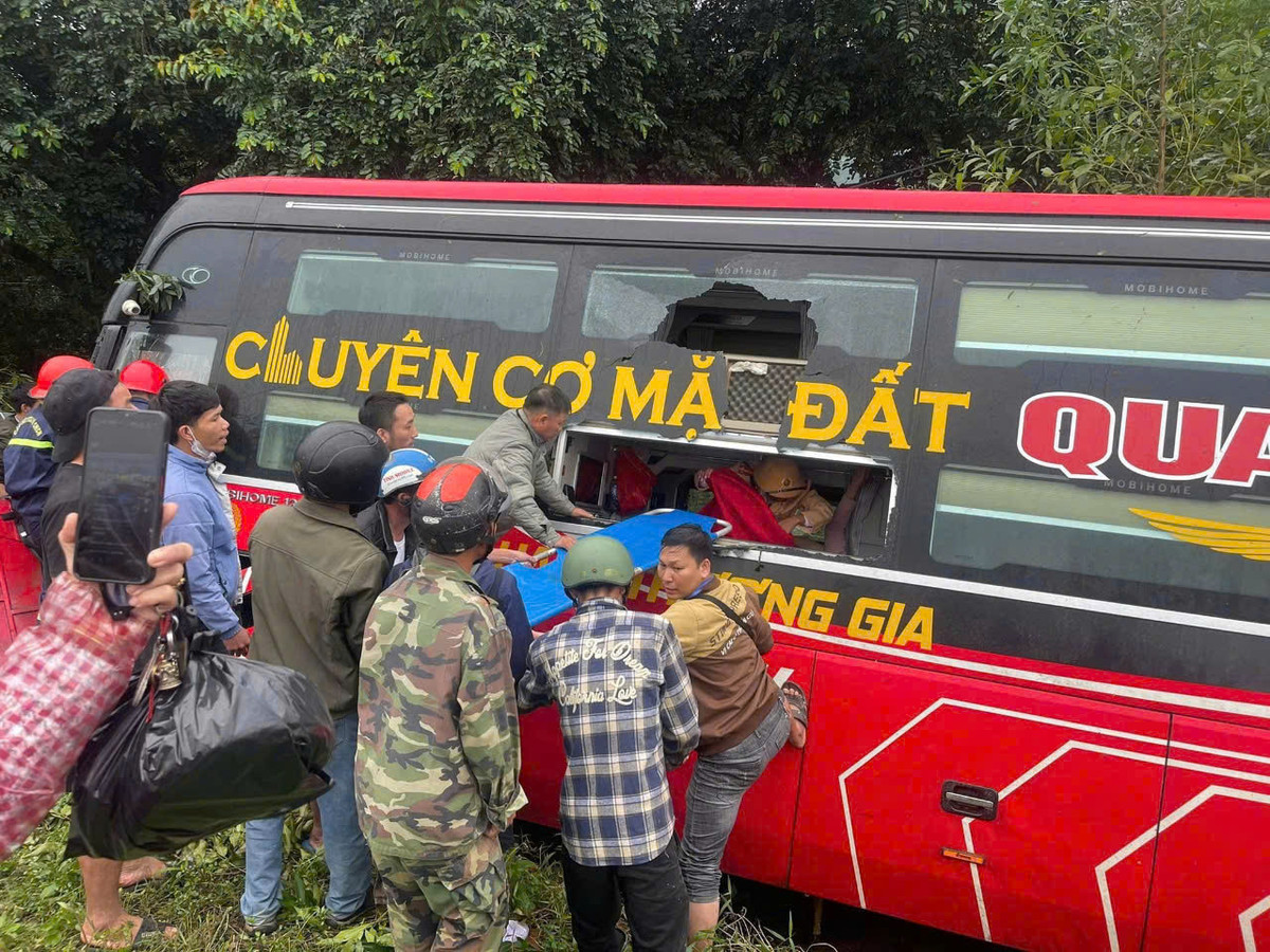 Xe khách lao xuống lề đường, hàng chục hành khách hú vía Xe khach lao xuong le duong, hang chuc hanh khach hu via