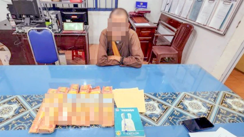 Nguoi dan ong “gia su” di ban nhang, keu goi tu thien