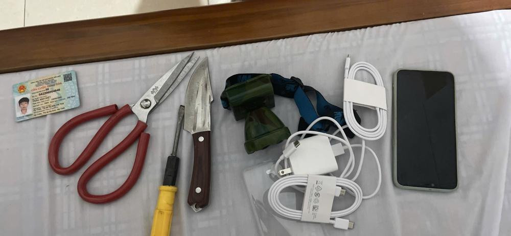 Bat 2 doi tuong chuyen dot nhap nha dan de trom tai san-Hinh-2