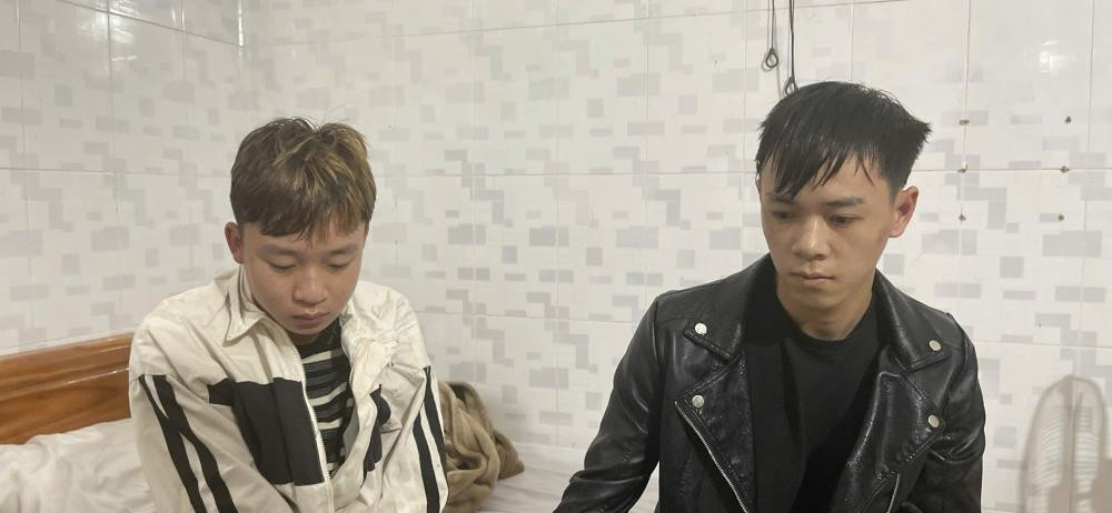 Bat 2 doi tuong chuyen dot nhap nha dan de trom tai san