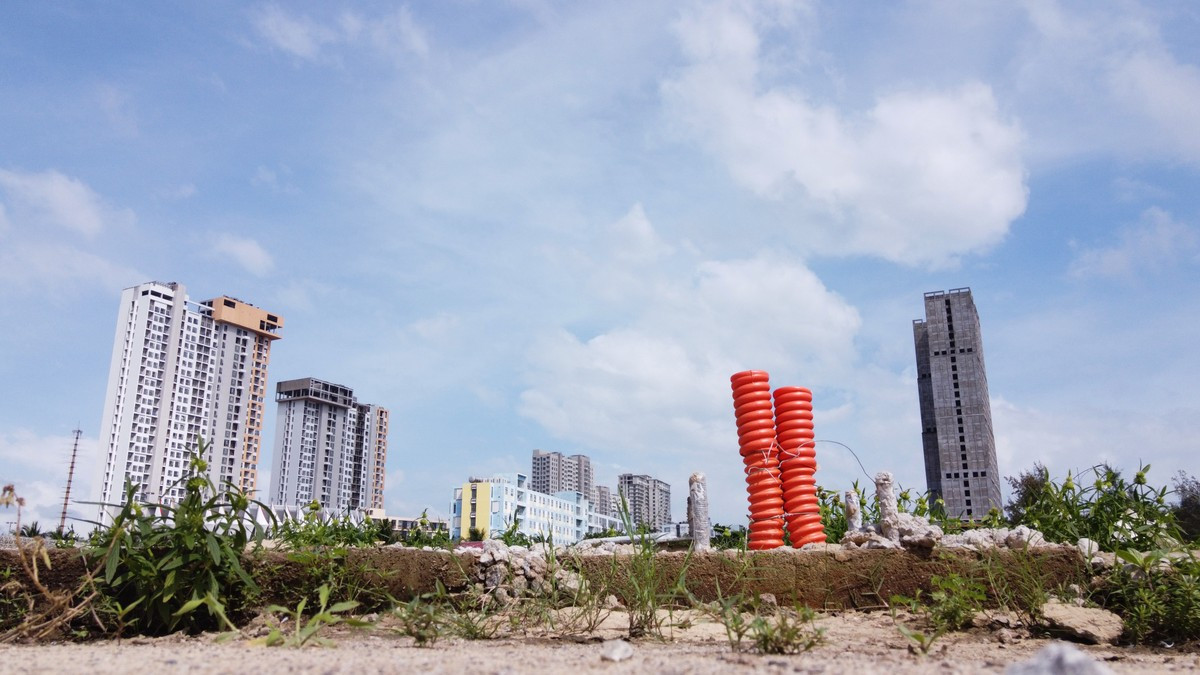 Theo đại diện Sở Xây dựng TP. Đà Nẵng, những "nút thắt" của dự án đang phải chờ Nghị quyết của Quốc hội thông qua để có cơ sở tháo gỡ các vướng mắc liên quan đến Kết luận 2852 của Thanh tra Chính phủ trước đây. Nếu các "nút thắt" này được tháo gỡ thì dự án sẽ có thể tiếp tục triển khai được.