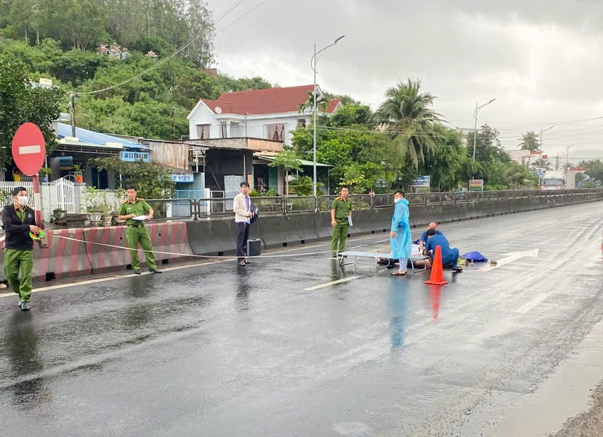 Truy tìm tài xế ô tô gây tai nạn chết người rồi bỏ trốn Truy tim tai xe o to gay tai nan chet nguoi roi bo tron