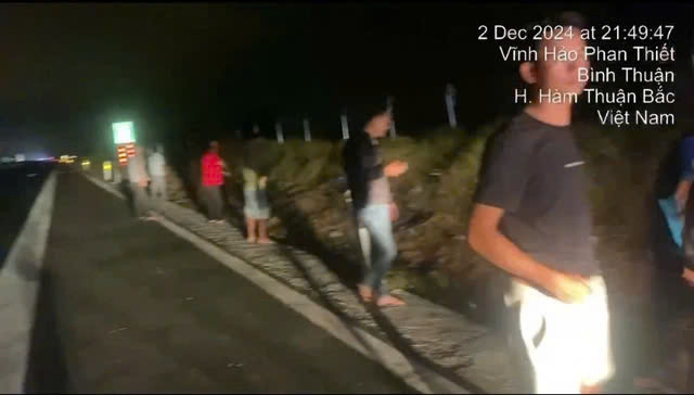 Tài xế dừng xe trên cao tốc cho khách đi vệ sinh bị phạt 11 triệu Tai xe dung xe tren cao toc cho khach di ve sinh bi phat 11 trieu