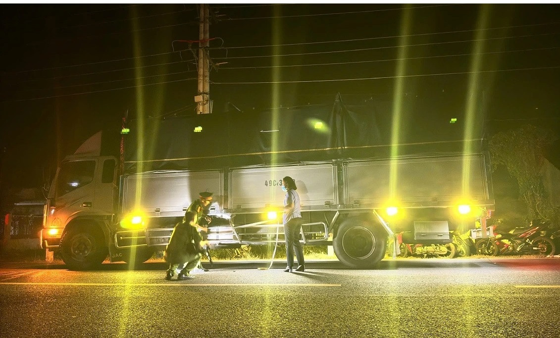 Bình Thuận: Xe máy va chạm xe tải, một người tử vong tại chỗ Binh Thuan: Xe may va cham xe tai, mot nguoi tu vong tai cho