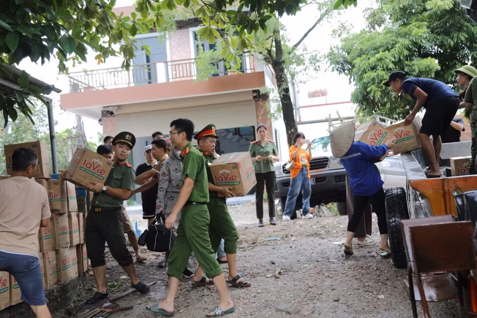 Ngoài đảm bảo nguồn nhu yếu phẩm đầy đủ tới các hộ dân, Công an huyện Chương Mỹ và công an các xã trên địa bàn vẫn đảm bảo công tác an ninh trật tự, bảo vệ tài sản cho người dân, tránh việc trộm cắp, nhất là khu vực người dân đang sơ tán. 