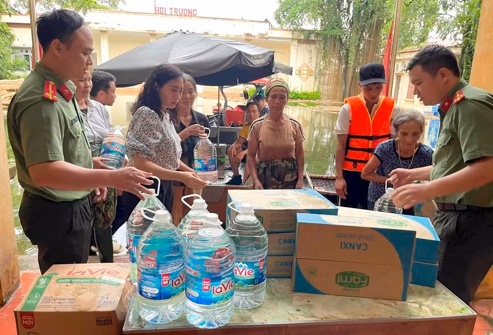 Để phòng chống, khắc phục hậu quả mưa lũ, Công an huyện Chương Mỹ sẽ tiếp tục phối hợp cùng các ban, ngành, đoàn thể tổ chức ứng trực 24/24 giờ, sẵn sàng ứng phó, kịp thời cứu nạn, cứu hộ. 