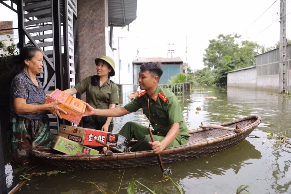 Tuy nhiên, ngập lụt chưa năm nào kéo dài như năm nay, hiện hơn 100 hộ dân vẫn bị ngập trong nước. Công an huyện Chương Mỹ đã huy động lực lượng cùng chính quyền địa phương hỗ trợ di dời tài sản và sơ tán người dân đến nơi an toàn. Bên cạnh đó, công an cũng bơi thuyền đến từng nhà tiếp tế nhu yếu phẩm, mì tôm, sữa… để giảm bớt khó khăn trước mắt cho nhân dân. 