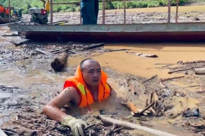 Đặc biệt, khu vực lòng hồ Long Tạo, xã Huổi Mí, huyện Mường Chà (cách tâm lũ Mường Pồn khoảng 30km) là nơi đã tìm thấy các thi thể, hiện công tác tìm kiếm vẫn tiếp tục trong điều kiện rác, củi ngập ngụa khắp hồ Long Tạo. Vì không thể dùng thuyền cứu hộ, Công an tỉnh Điện Biên phải bơi giữa lòng hồ, bới từng gốc cây tìm kiếm các nạn nhân mất tích. Một tuần dầm mưa, lội bùn tìm kiếm người mất tích, lực lượng chức năng đã tìm thấy 2 thi thể trong số 5 người mất tích do trận mưa lũ xảy ra sáng 24/7 tại xã Mường Pồn.