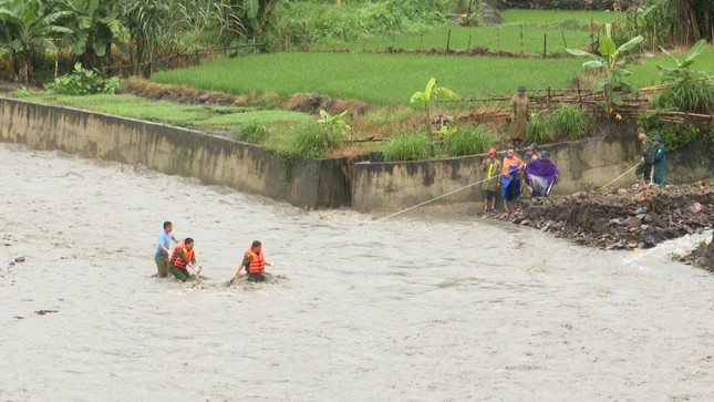 Lực lượng chức năng tìm kiếm nạn nhân và tài sản của dân. 