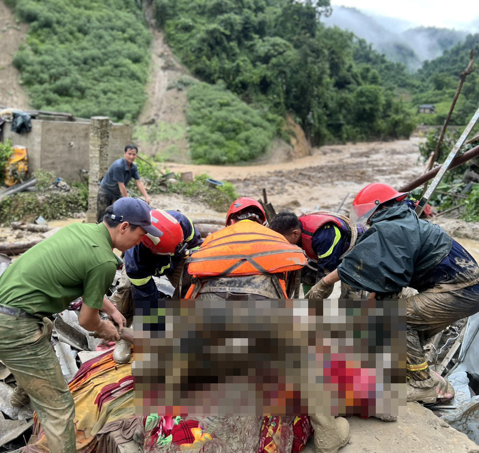 Một thi thể nạn nhân được tìm thấy trong đống bùn đất. 