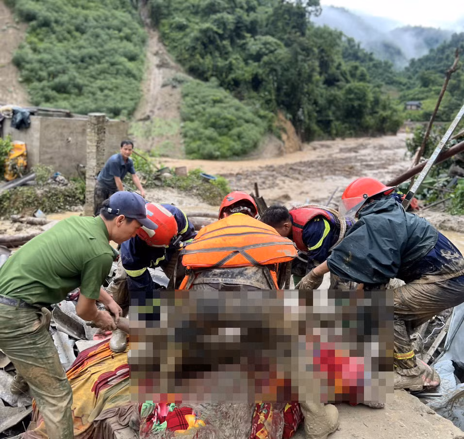 Một thi thể nạn nhân được tìm thấy trong đống bùn đất. 