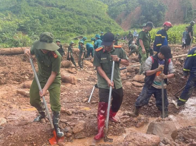 Bùn đất, đá, rác, củi từ trên đồi không ngừng tràn về, theo dòng nước gây ra những tắc nghẽn và làm gia tăng mức độ nghiêm trọng. 