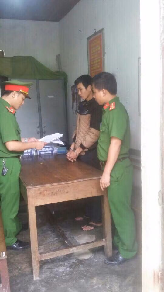 Khoi to bi can doi tuong chem nhan vien y te o Huong Khe