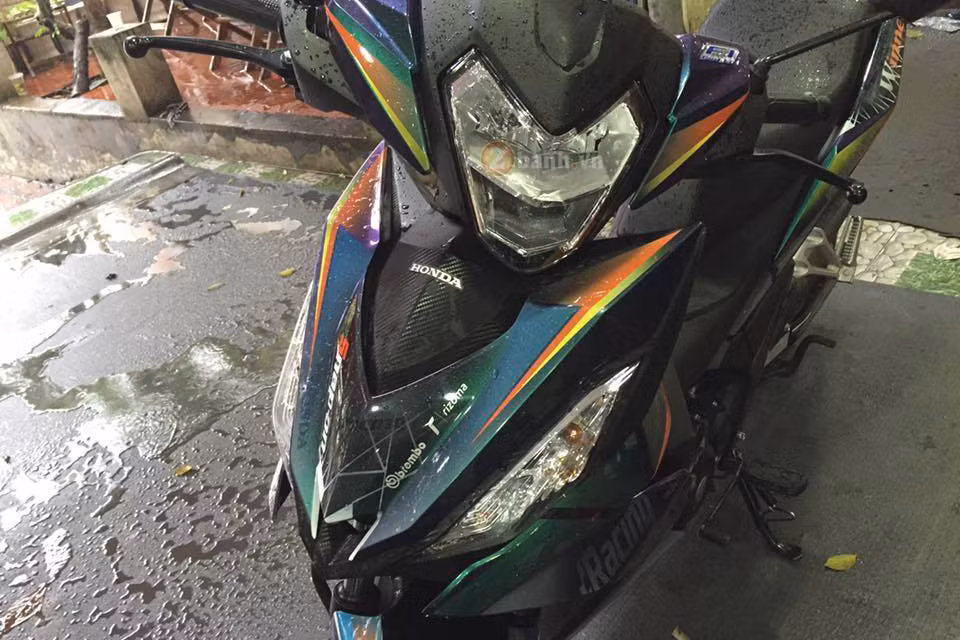 Phần đầu xe nổi bật với mặt nạn hình chữ “V”được sơn tem đấu với dải màu sắc đa dạng cùng một số chi tiết gắn logo của các hàng đồ chơi nổi tiếng như: Rizoma, Brembo,…